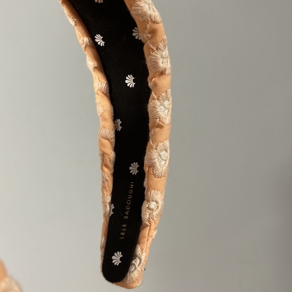 Lele Sadoughi Daisy Eyelet Knotted headband New with tag and bag Peach colour - Picture 6 of 7